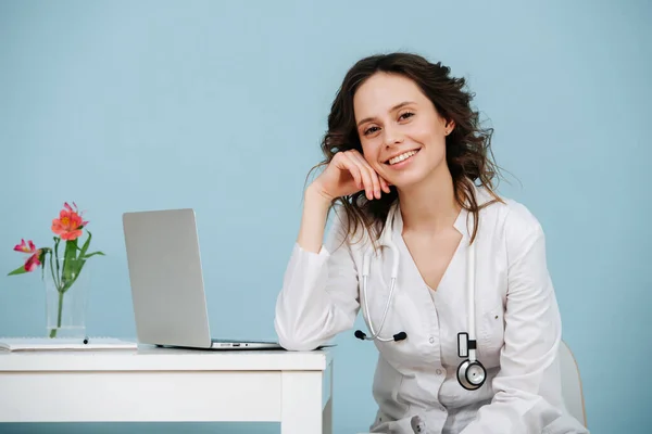 Encantadora Joven Doctora Esperando Una Paciente Consultorio Mirando Cámara Posando —  Fotos de Stock