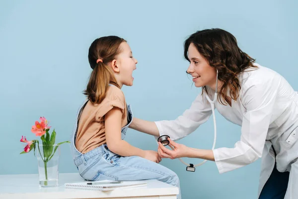 Afable Joven Doctora Examinando Las Amígdalas Una Niña Feliz Vista —  Fotos de Stock