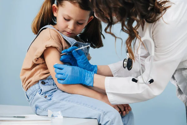 Niña Incómoda Con Dos Colas Caballo Que Reciben Inyección Vacuna —  Fotos de Stock