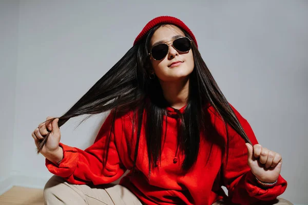 Linda Mujer Joven Moda Vibrante Gorra Roja Sudadera Con Capucha — Foto de Stock