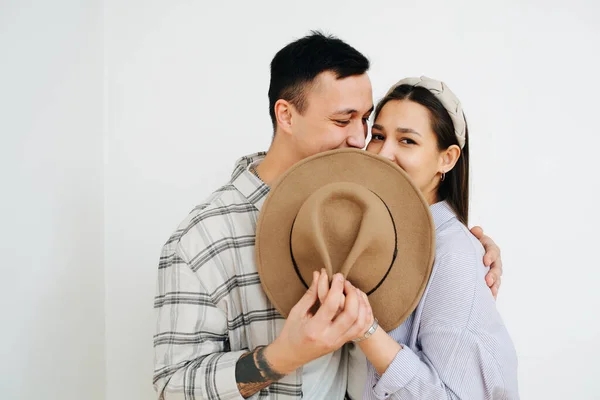 Pareja Joven Tímida Pie Cerca Una Otra Escondiendo Sus Labios —  Fotos de Stock