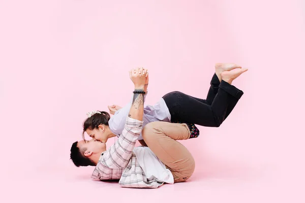 Liebenswertes Verliebtes Paar Küsst Sich Einer Gymnastischen Position Guy Hält — Stockfoto