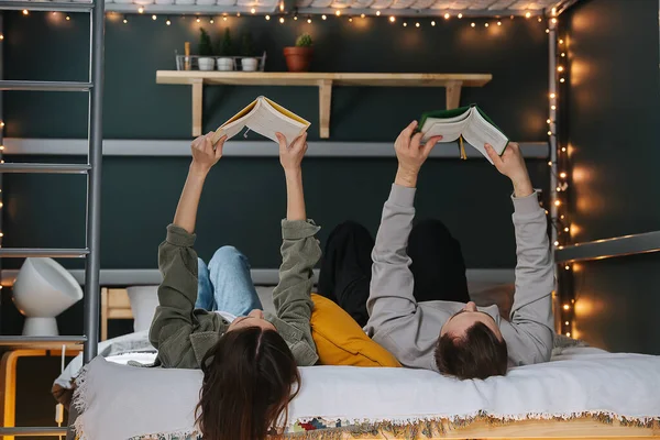 Grappig Stel Dat Boeken Leest Bed Uitgestrekte Armen Houdt Liggen — Stockfoto