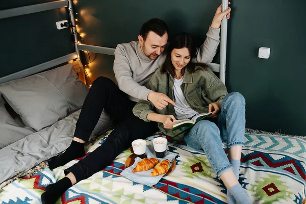 Pareja Mediana Edad Inmersa Desayunando Una Cama Leyendo Libro Café — Foto de Stock