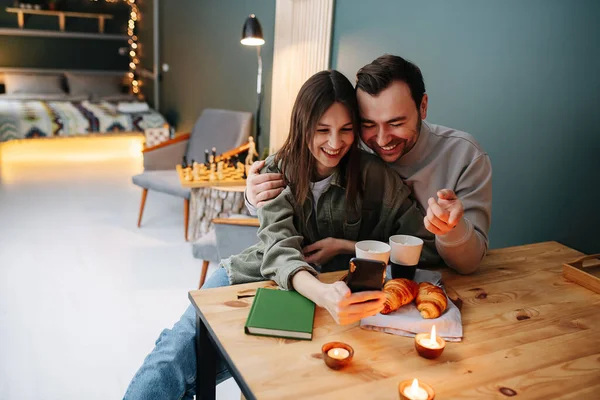 Alegre Pareja Mediana Edad Tomando Una Selfie Lado Una Mesa — Foto de Stock