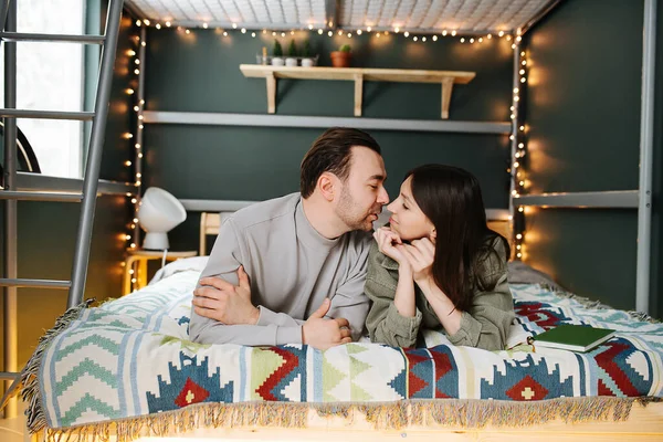 Apaixonado Casal Meia Idade Apaixonado Esnobando Cama Olhando Para Outro — Fotografia de Stock