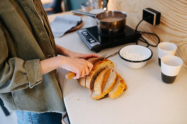 Mujer Cocinando Una Mesa Alta Cocina Ella Está Cortando Pan — Foto de Stock