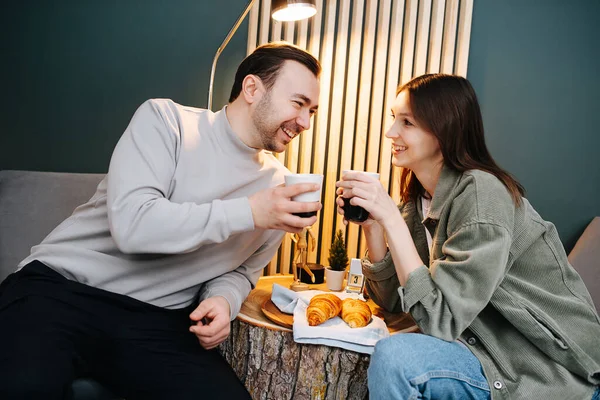 Amar Pareja Mediana Edad Tomando Café Croisant Desayuno Divirtiéndose Sentado — Foto de Stock