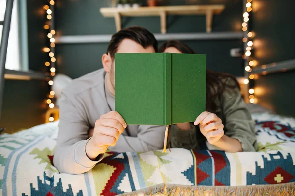 Een Stel Van Middelbare Leeftijd Dat Een Boek Bed Leest — Stockfoto