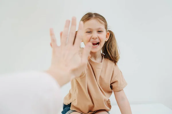 Allegro bambina con due code di cavallo dando cinque — Foto Stock