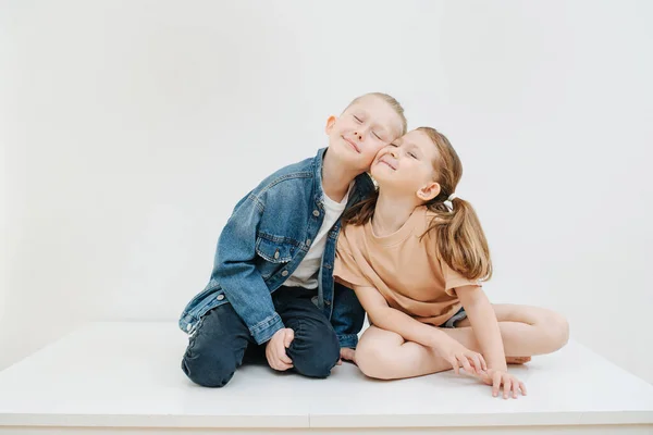 Acurrucándose Hermanos Niño Niña Sentados Una Mesa Presionando Mejillas Sintiendo —  Fotos de Stock