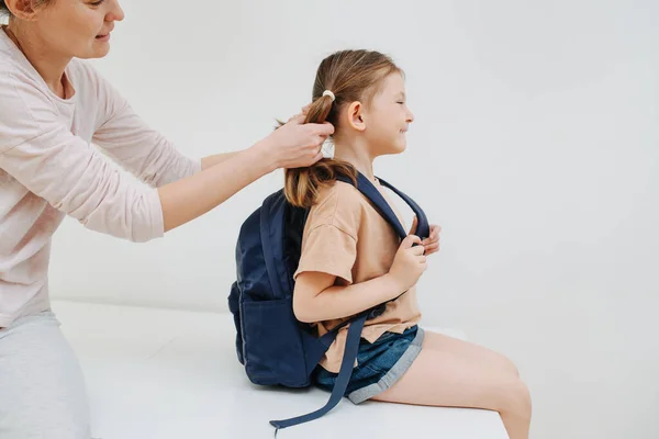 Mère Aidant Fille Préparer Pour École Gérant Ses Cheveux Vue — Photo