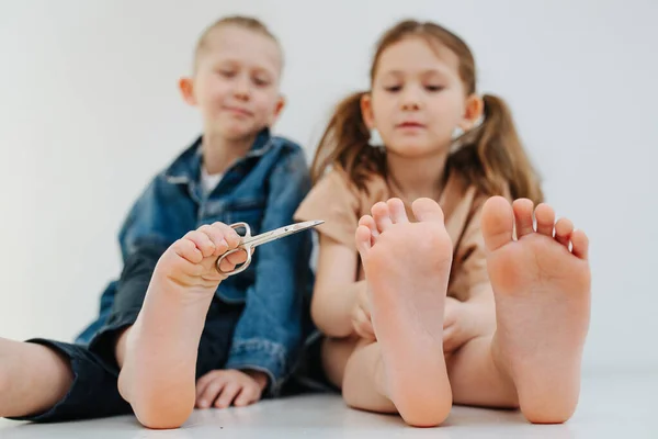 Cute Kids Bare Feet Boy Holding Scissors His Toes Reaching — Stock Photo, Image