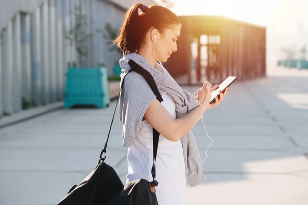 Side View Athletic Woman Sportive Outfit Standing Street Looking Her — Stock Photo, Image