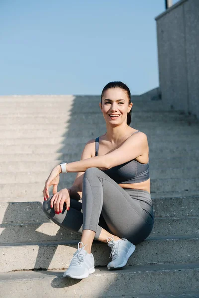 Prachtige Brunette Zit Lange Trap Buiten Glimlachend Grijze Top Yoga — Stockfoto