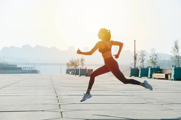 Athletic Brunette Running Pavement Outdoors Low Angle Grey Top Yoga — Stock Photo, Image