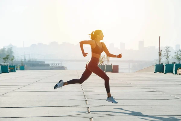 Trying Hard Brunette Running Pavement Outdoors Low Angle Grey Top — Stock Photo, Image