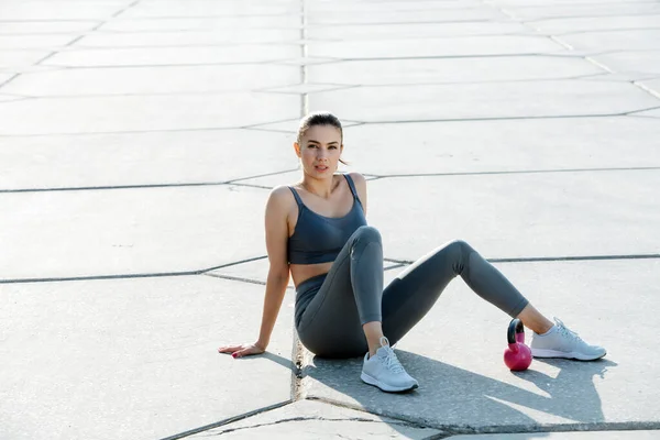 Portret Van Een Prachtige Brunette Die Rust Van Het Sporten — Stockfoto