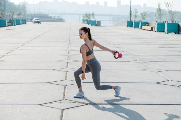 Druk Bezig Brunette Oefenen Het Trottoir Buiten Met Kleine Kettlebell — Stockfoto