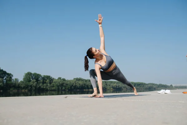 Sportive Brune Rustique Faisant Yoga Dans Bel Endroit Pittoresque Bord — Photo