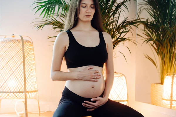 Ontspannen Zwangere Vrouw Zit Haar Knieën Doet Ademhalingsoefeningen Draagt Een — Stockfoto