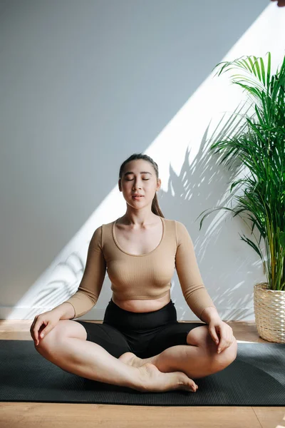 Femme sereine pratiquant le yoga, méditant les yeux fermés. Vue frontale — Photo