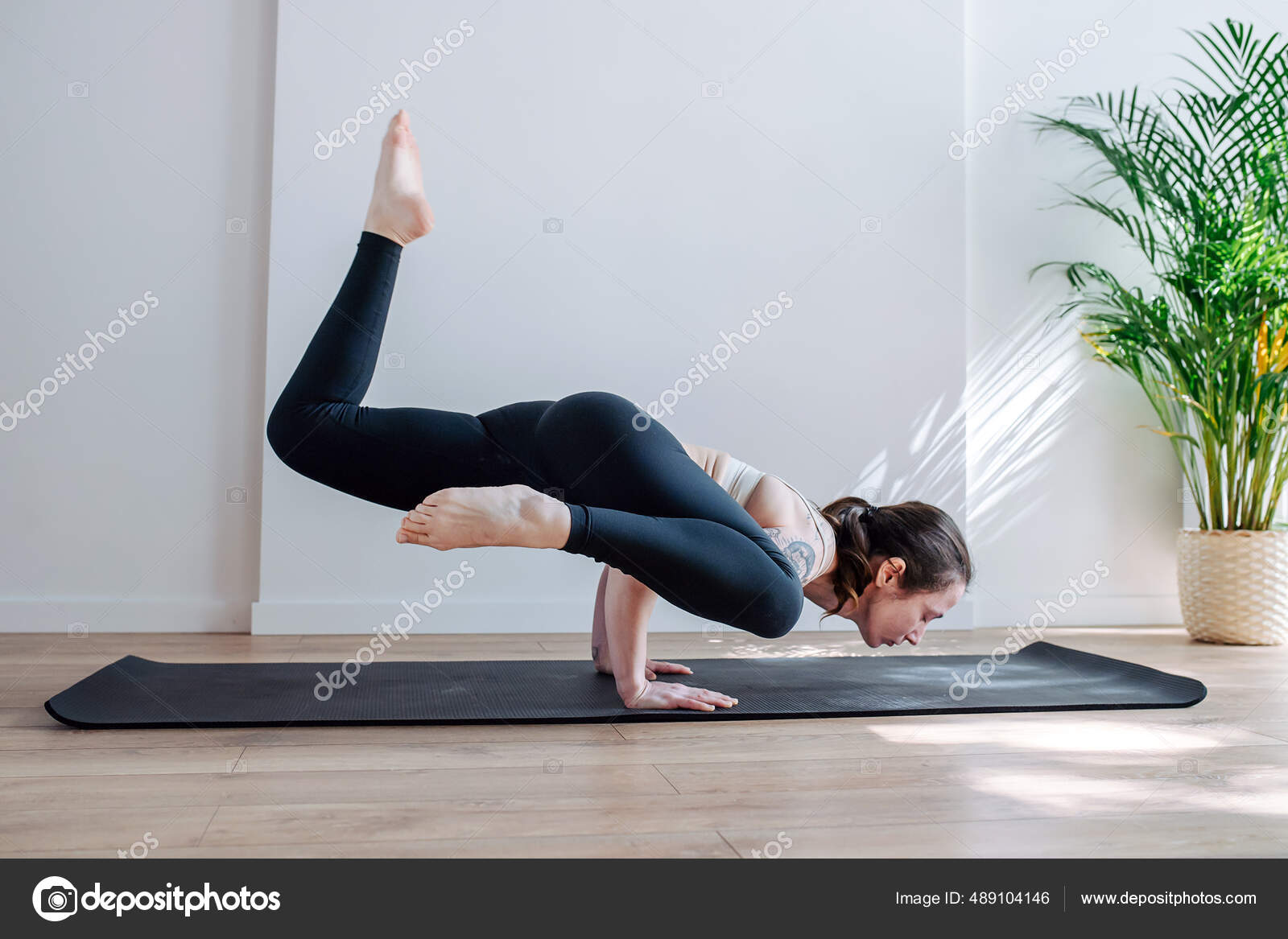 타투를 스튜디오에서 요가손잡기 연습을 있습니다 — 스톡 사진 © zzzdim #489104146, image size:1600x1167