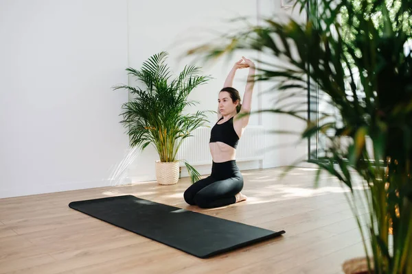 Femme Sérieuse Concentrée Tenue Sport Noire Pratiquant Yoga Assise Sur — Photo