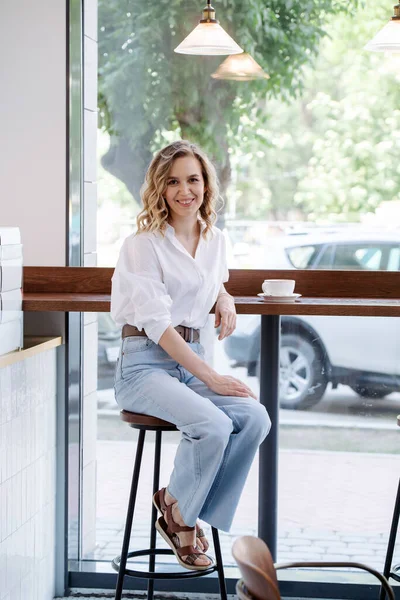 Retrato Una Mujer Rubia Sentada Taburete Alto Café Junto Una — Foto de Stock