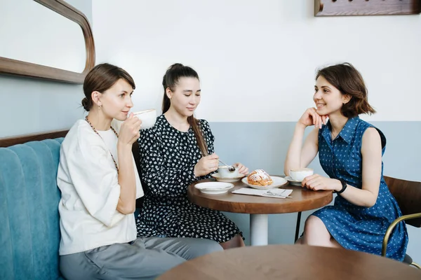 Kamarádky Sedí Kavárně Rohu Mluvit Pít Kafe Sedí Malým Kulatým — Stock fotografie