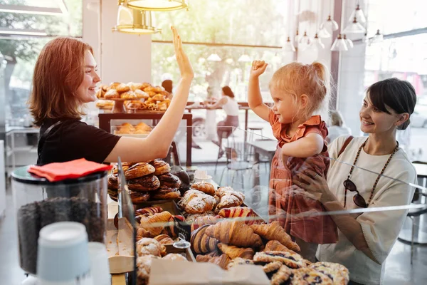 Caissier Dans Une Boulangerie Donnant Haute Cinq Une Petite Fille — Photo