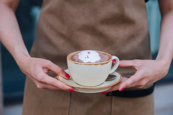Filiżanka Kawy Polewą Lodów Rękach Kelnerki Fartuchu Pięknie Prezentuje — Zdjęcie stockowe