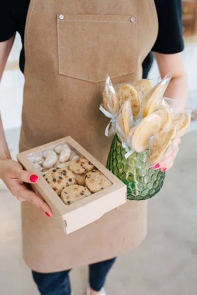 Galletas Una Caja Ventana Palos Jarrón Sostenido Por Confitero Sus — Foto de Stock