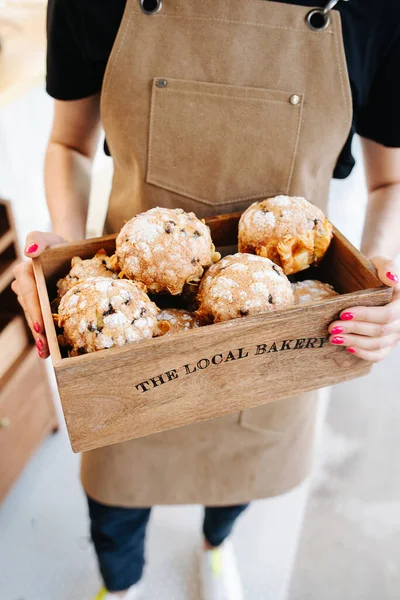 Muffins Una Caja Madera Marca Sostenido Por Una Panadera Delantal — Foto de Stock