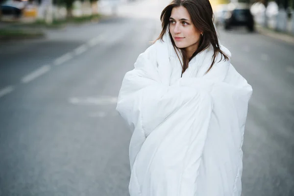 かなり思慮深い女性の毛布に空のぬれた都市道路の早朝に包まれた 毛布の柔らかさを感じる 彼女が立ってるのは別として — ストック写真