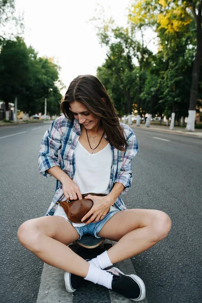 Femme Insouciante Assis Jambes Croisées Milieu Une Route Ville Vide — Photo