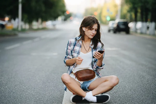 Comfortabel Uitziende Onverantwoordelijke Vrouw Zittend Het Midden Van Een Lege — Stockfoto