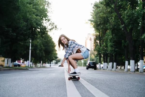 Euforica Donna Felice Che Cavalca Uno Skateboard Una Strada Città — Foto Stock