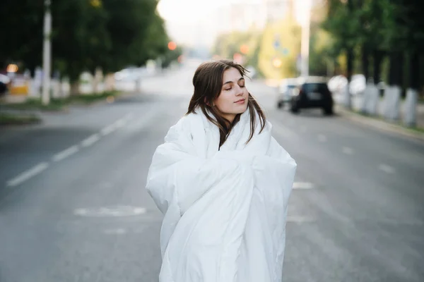 Mulher Acolhedora Alegre Envolto Cobertor Uma Estrada Vazia Cidade Molhada — Fotografia de Stock