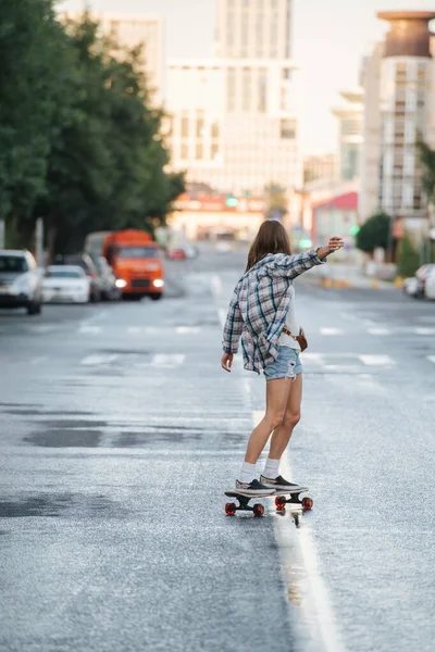 Dobrodružná Žena Odjíždí Skateboardu Prázdné Městské Silnici Brzy Ráno Sobě — Stock fotografie