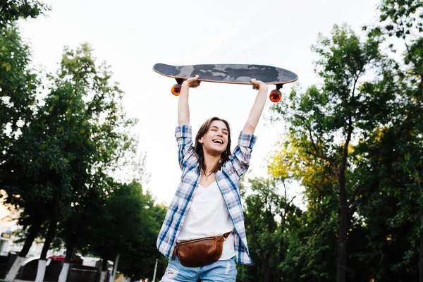 Veselá Šťastná Žena Vrhá Ruku Skateboardem Nahoru Nízký Sobě Rozepnutou — Stock fotografie