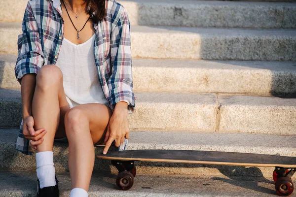 Immagine Ritagliata Una Donna Seduta Sulle Scale Accanto Suo Skateboard — Foto Stock