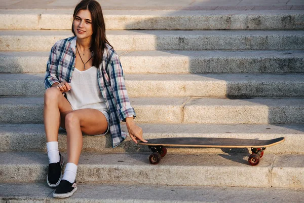 Bella Donna Seduta Sulle Scale Accanto Suo Skateboard Sotto Una — Foto Stock