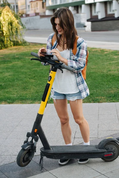 Focused Woman Park Paying Public Hire Electric Scooter Phone App — Stock Photo, Image