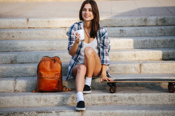 Joyous Vrouw Zit Trap Naast Haar Skateboard Neemt Haar Tijd — Stockfoto