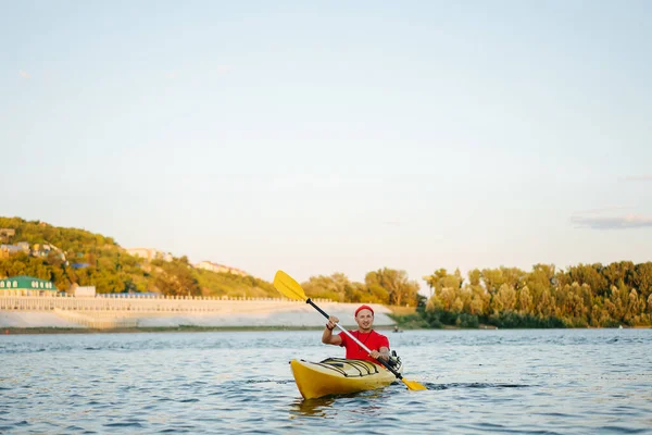 Hombre Maduro Gorra Reloj Naranja Cabalgando Kayak Amarillo Gran Río — Foto de Stock