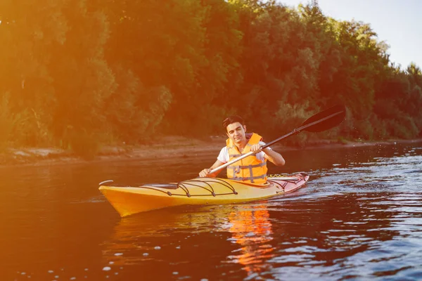 Hombre Guapo Chaleco Salvavidas Naranja Haciendo Kayak Barco Amarillo Río — Foto de Stock