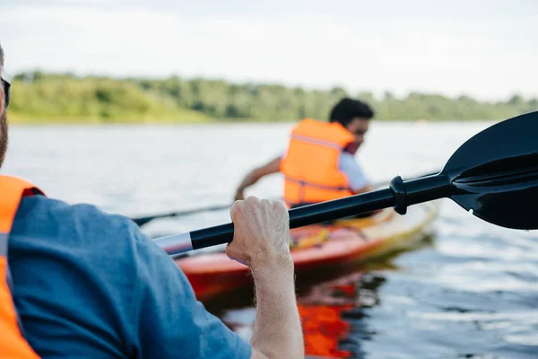 Hombre Primer Plano Sosteniendo Kayak Paddle Sin Cabeza Amigo Con — Foto de Stock