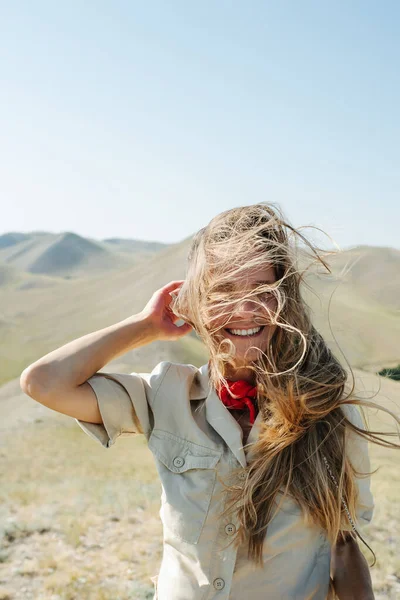 Mulher Feliz Com Vento Estragou Cabelo Posando Meio Campo Seco — Fotografia de Stock