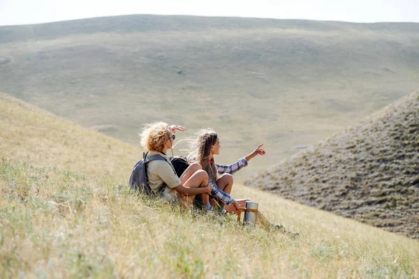 Mujeres Amigas Haciendo Senderismo Las Colinas Cubiertas Hierba Descansando Pendiente — Foto de Stock